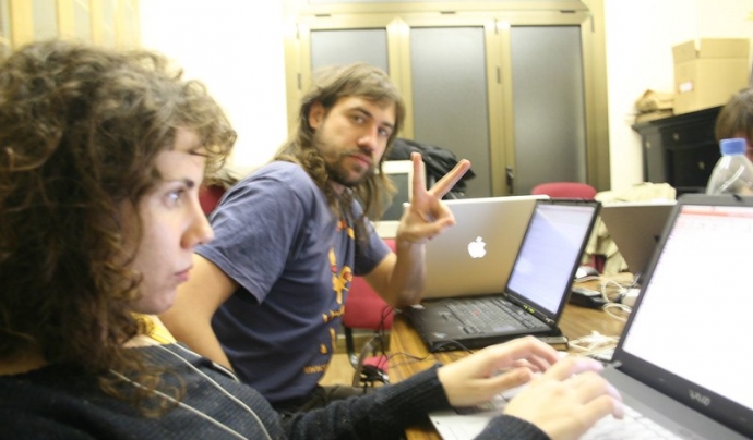 Dos membre de Softcatalà treballant en les traduccions d'unes eines. Imatge de Jesús Corrius. Llicència d'ús CC BY 2.0 Font: Jesús Corrius. Llicència d'ús CC BY 2.0