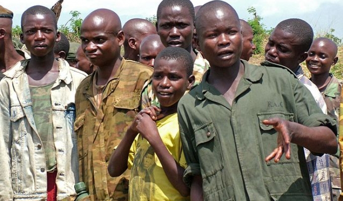 Imatge de nens soldats participants a la Guerra del Congo. 