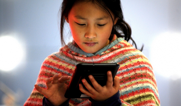 Nena feint servir una tablet Font:  ITU Pictures (Flickr)