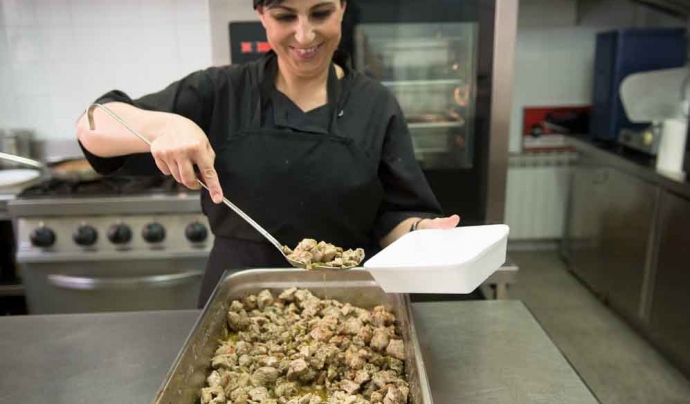 Cuinera de 'Càtering Ésbo' elabora un menú per a la gent gran d'El Prat de Llobregat. Font: Fundació Rubricatus