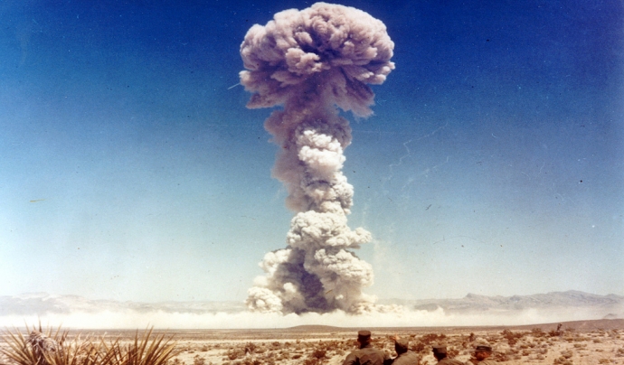 Prova de llançament d'una arma nuclear a Nevada (1951). Font: International Campaign to Abolish Nuclear Weapons, Flickr