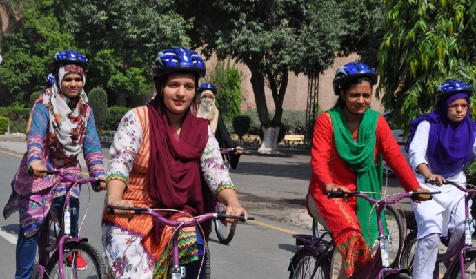 Imatges de dones en bicicleta d'un projecte d'empoderament de dones a Pakistan de USAID Font: flickr/USAID Pakistan