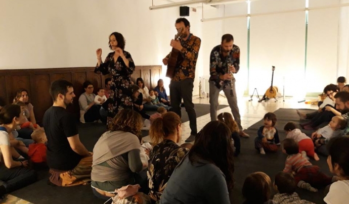Activitat musical per a famílies amb nadons Font: Associació Cultural Casa Orlandai