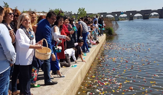 Persones llançant pètals al riu per celebrar el 8 d'abril, Dia Internacional del Poble Gitano Font: Fundación Secretariado Gitano