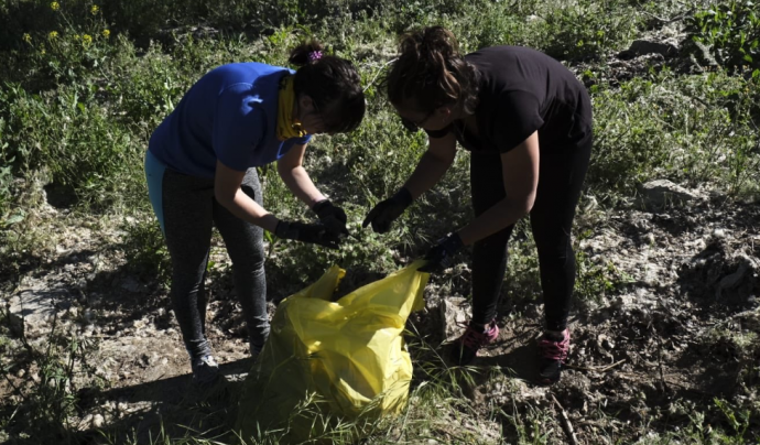 Voluntaris i voluntàries retirant residus abandonats als espais naturals Font: Let's clean up