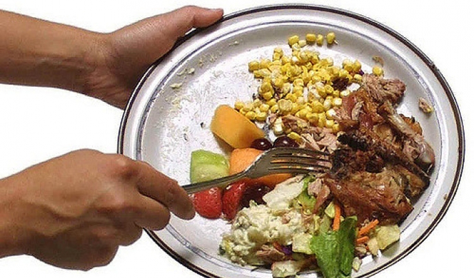 Acció de llençar menjar a les escombraries. Font: Jbloom, Flickr