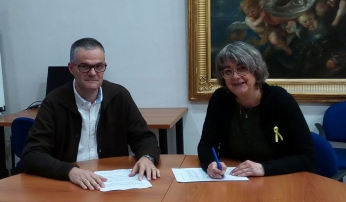 A la dreta, Montserrat Falguera, signant un acord amb la Fundació Casa d'Empara. Font: Campus FEATE