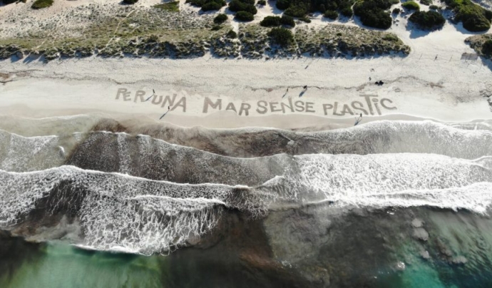 Acció a la platja de Ses Covetes a Mallorca per reclamar un mar sense plàstic Font: Amics de la Terra