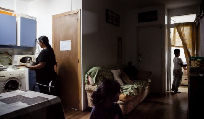 Una família fa vida en un pis de lloguer. Font: Caritas