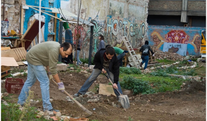 Treient les pedres per preparar la terra Font: Xarxa d'Horts Comunitaris de Barcelona