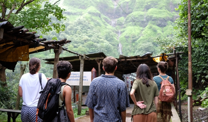 Quatre persones voluntàries observen la natura en un Camp de Solidaritat a la Índia. Font: SETEM