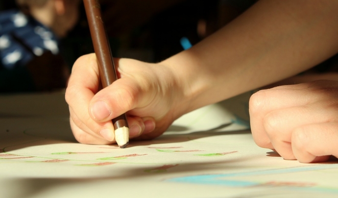 En el projecte de l'Associació Nou Horitzó els infants dibuixen els contes que llegeix la gent gran per trencar amb la bretxa generacional. Font: Pixabay