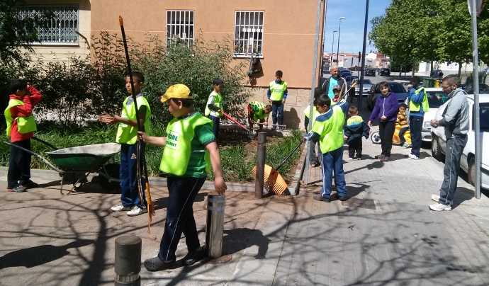 Els i les joves del barri Montserrat han participat en diverses accions de neteja del barri. Imatge de l'AAVV Barri Montserrat.  Font: AAVV Barri Montserrat