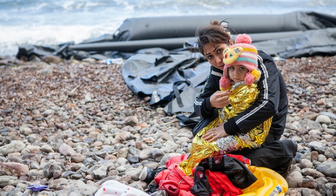 Una mare i el seu fill busquen un futur millor a Europa. Font: CAFOD Photo Library, Flickr