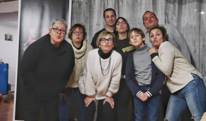 Rosa Almenara i Mercè Piqué amb altres membres del grup Naltrus Teatre, de Santa Coloma de Queralt.  Font: Naltrus Teatre