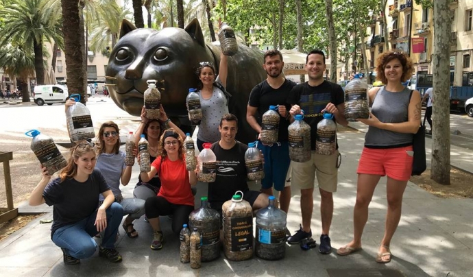 Grup de voluntaris i voluntàries durant una "colillaton" a  Barcelona Font: No más colillas en el suelo