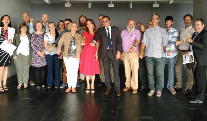 Persones i entitats finalistes posen amb el Conseller Rull i la Secretària Marta Subirà amb les polseres verdes de la Setmana de la Natura  Font: Xarxa de Voluntariat Ambiental de Catalunya