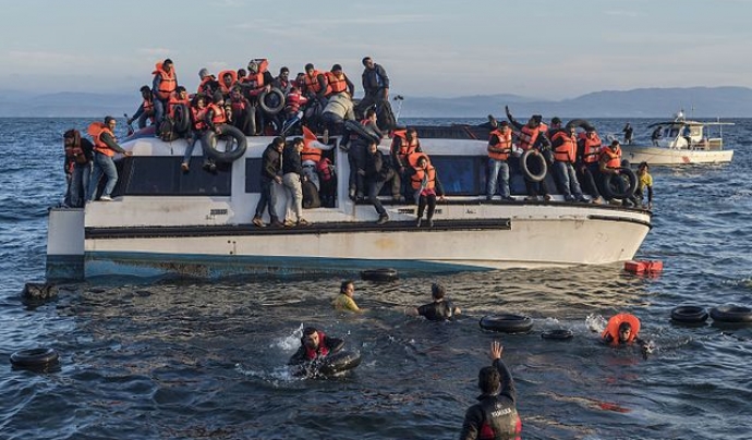 Vaixell amb refugiats al mar. Font: Wikipedia