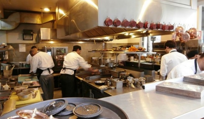 Restaurants de Barcelona donen feina a persones migrades i adolescents desocupats.  Font: Wikipedia