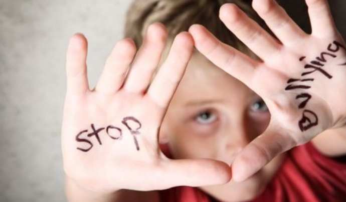 Noi amb les mans pintades amb el lema: stop bullying Font: tumblr
