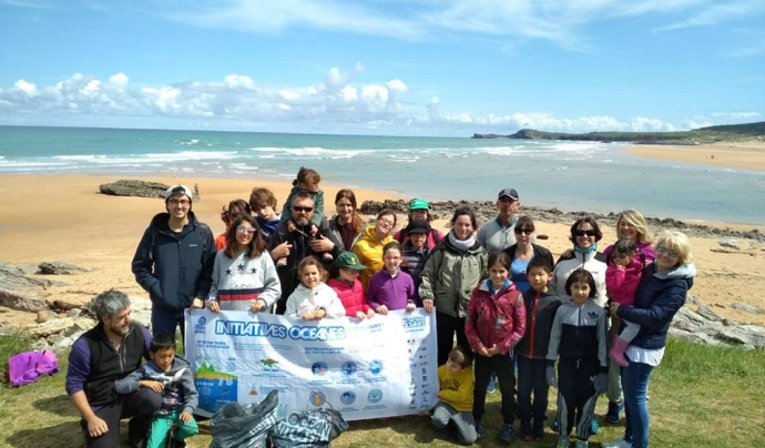 Un grup de voluntariat de Surfrider en una platja de Cantàbria Font: Surfrider 