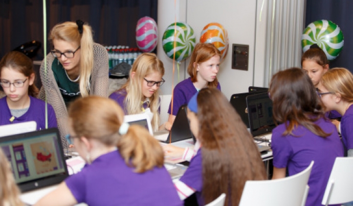 Grup de noies aprenent a programar Font: Europe Code Week