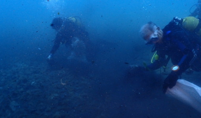 Submarinistes de Vanas Dive en una neteja del fons marí a Barcelona Font: Vanas Dive