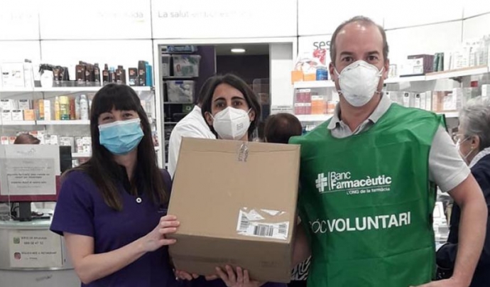 Durant la pandèmia moltes persones voluntàries van ajudar a distribuir medicaments a les persones que no podien sortir de casa. Font: Banc Farmacèutic
