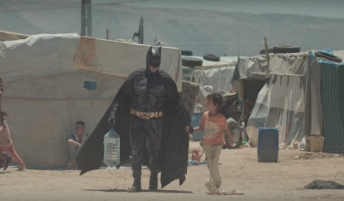 Fotograma del vídeo de la campanya de Batman. Font: War Child Holland