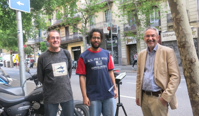 Carlos Orti, juntament amb Emeka Okpala (secretari Barcelona Camina) i Joan Estevadeordal (president de Catalunya Camina) durant una acció de captura de dades de contaminació acústica a l'Eixample. Font: Catalunya Camina