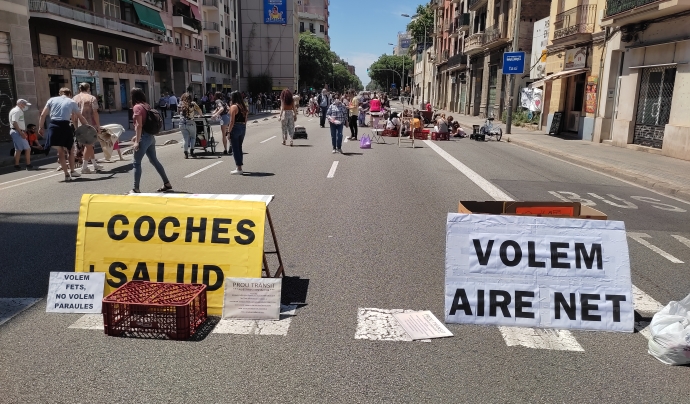 Imatge del carrer Aragó de Barcelona durant la Revolta Veïnal, acció que qüestiona les anomenades autopistes urbanes per l’elevat volum de trànsit motoritzat que suporta i les externalitats associades. Font: Catalunya Camina