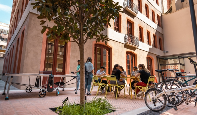 El Hub Social, situat al carrer Girona, 34, de Barcelona, és un edifici amb un ambient de treball obert, acollidor i col·laboratiu. Font: Fundació Bofill
