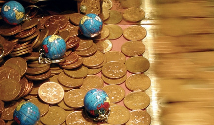 Boles del món i monedes. Font: p22earl (Flickr) Font: 