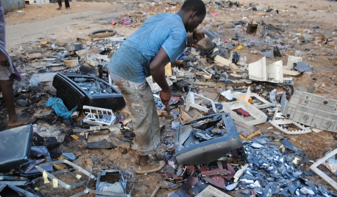 Cada mes Ghana rep entre sis-cents i vuit-cents contenidors de deixalles electròniques. Font: Mike Anane
