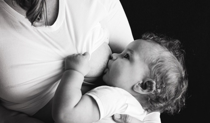 La lactància materna representa aliment i la base d'un vincle entre mare i nadó des dels primers dies de vida. Font: Pixabay