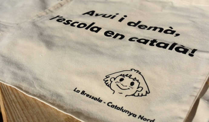 "Avui i demà, l'escola en català" és el lema de La Bressola. Font: Twitter @LaBressola