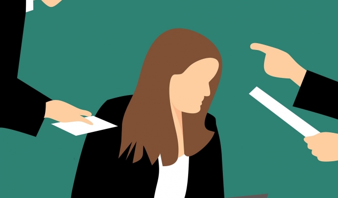 Il·lustració d'una situació d'assetjament laboral en que una dona rep ordres dels seus caps. Font: Pixabay