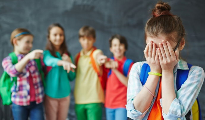 Una noia pateix bullying per part dels seus companys i companyes de classe. Font: sjdhospitalbarcelona.org