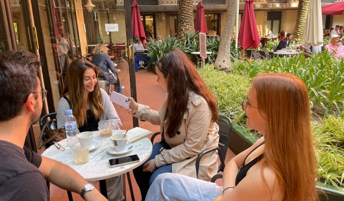 Ona Capel, Lena Casanoves i Martí Serra, membres de Cafè Continental, durant l'entrevista al jardí de l'Ateneu Barcelonès. Font: Colectic. Font: Colectic