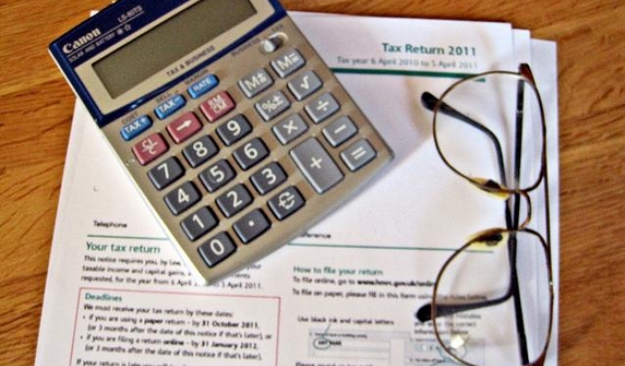 Una calculadora sobre una factura en paper. Font: Images_of_Money (flickr.com) Font: 