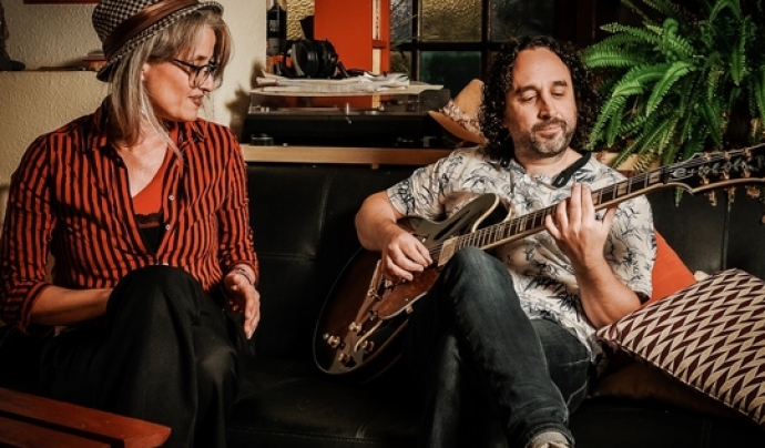 Sonia Linares i David Chueca formen el grup Jazzul, que amb veu i guitarra s'endinsen al gènere del Nu-Jazz, amb tocs de pop, soul i rythm & blues. Font: Associació de Músics de Tarragona