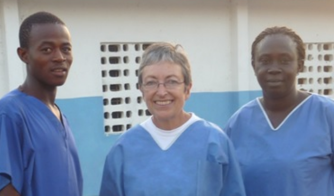 Josefina Díaz, en un projecte de cooperació internacional de Metges del Món a Sierra Leone. Font: MdM Font: 