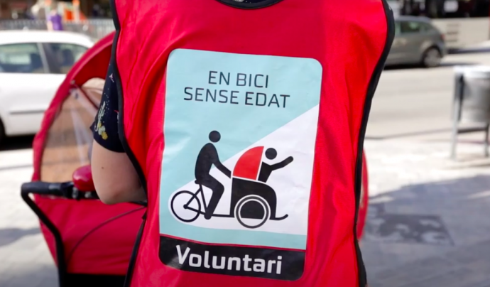 Els voluntaris d'En Bici Sense Edat passegen amb persones grans que se senten soles. Font: En Bici Sense Edat