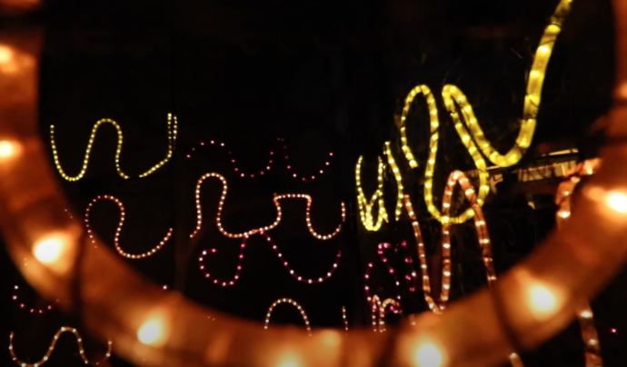 El projecte consisteix en llums de Nadal amb intel·ligència artificial. Font: Llums a l'Ombra.