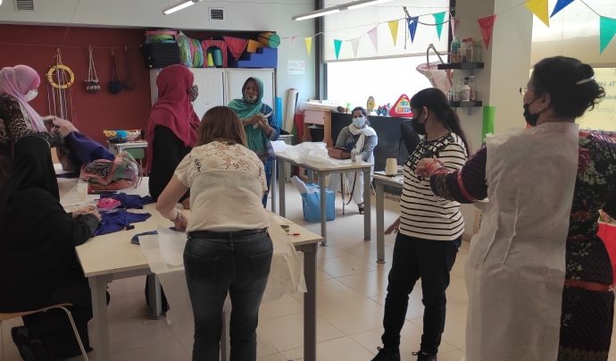 El grup de dones ha fet diversos tallers per aprendre a cosir amb diferents tècniques. Font: Sandra Pulido