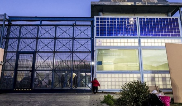 El Grup de visites al CIE de la Fundació Migra Studium convoca cada any una vetlla davant del CIE de la Zona Franca de Barcelona. Font: Fundació Migra Studium