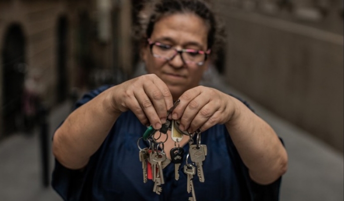 Una dona agafa diverses claus amb les mans, fotografia que encapçala l'informe d'Oxfam. Font: Oxfam
