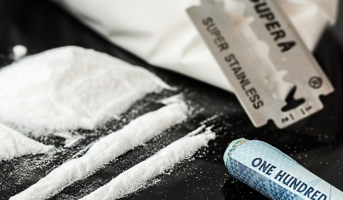 Una persona usuària de drogues consumint cocaïna. Font: Picryl