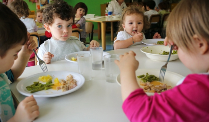 Amb la tornada a l'escola, el preu del menjador escolar és una de les preocupacions per a moltes famílies. Font: Educo