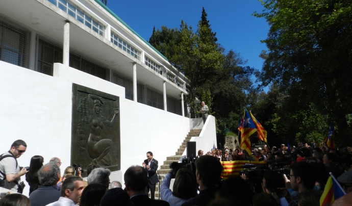 Acte de restitució del monument del 1931 per la proclamació de la República Catalana al peu de l’antena de Ràdio Barcelona, al Tibidabo el 14 d’abril de 2013. Font: Comissió per la Dignitat.